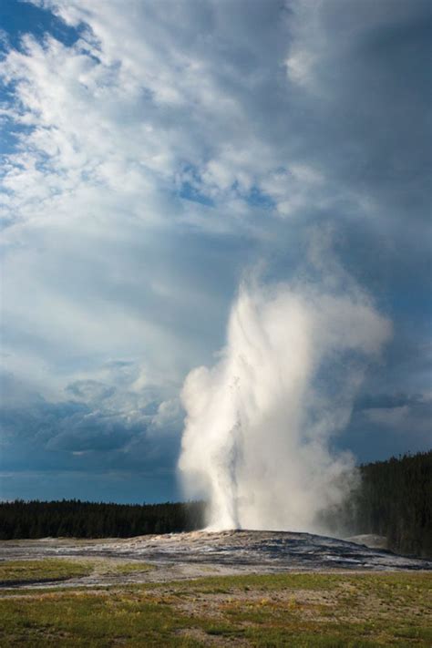 Old Faithful Geyser Erupting Photo Story Yellowstone