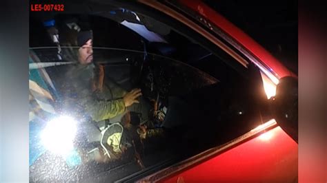 video mujer policía esquiva un disparo y mata a tiros al conductor de un auto que la atacó rt