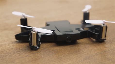 selfly il drone portatile che  trasforma  cover  smartphone droninews