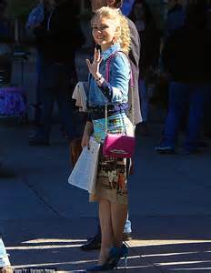the carrie diaries annasophia robb swaps frumpy dressing gown for skintight skirt on set