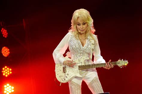 dolly parton s skincare routine why the singer always sleeps in her