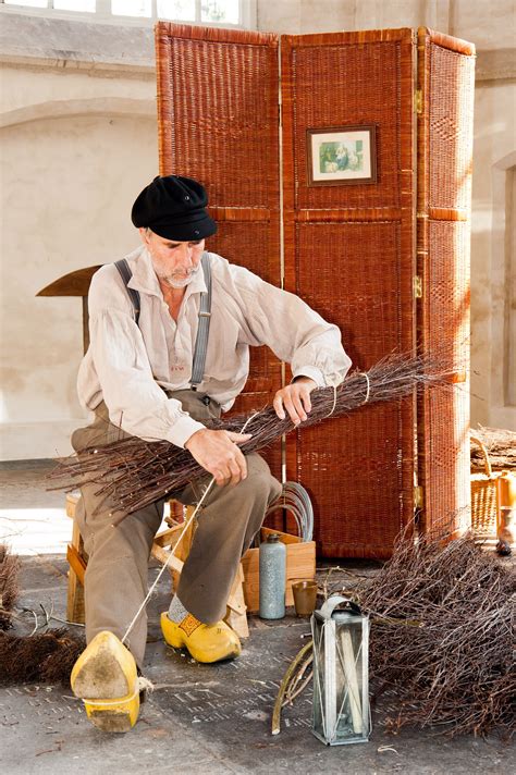 een groesbeekse bezembinder aan het werk   days   rijn