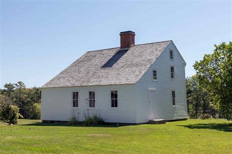 saltbox house learn  story   classic  england style  homes