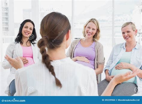 zwangere vrouwen die aan arts bij prenatale klasse luisteren stock foto image  binnen
