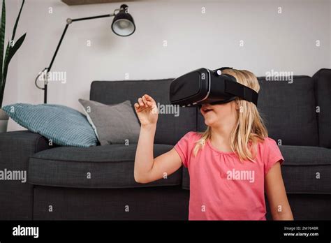 Ein Junges Mädchen Mit Vr Headset Das Bei Einem Virtual Reality