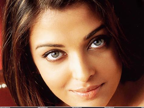 Face Closeup Aishwarya Rai Chainimage