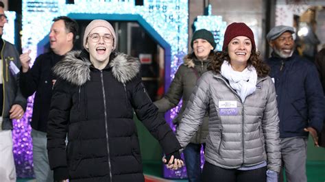 Macy’s Thanksgiving Day Parade Features Historic Same Sex Kiss Metro Us