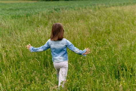 poco niño feliz niña corriendo en el campo de flores amarillas banco