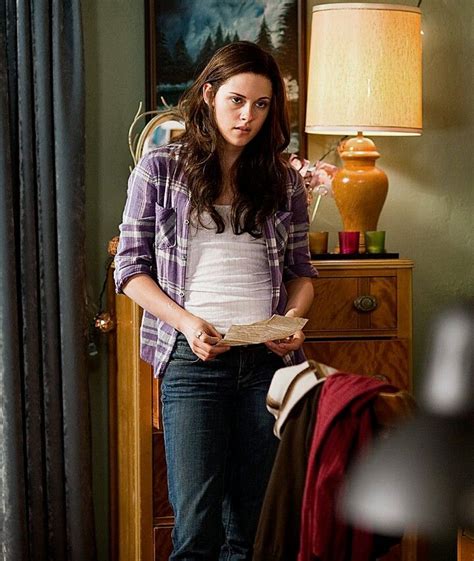 Eclipse Bella Holding Jacob S Note Twilight Outfits