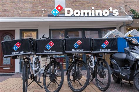 liefer fahrraeder mit pizzaboxen von dominos  zandvoort niederlanden creative commons bilder