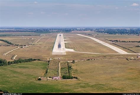 fileairport runway jpjpg wikimedia commons