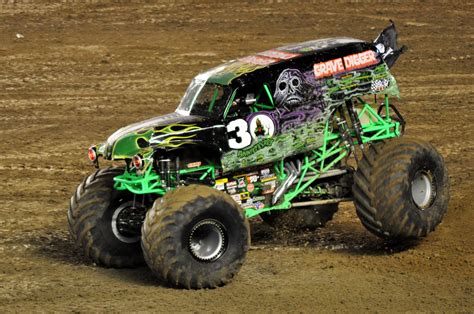 car guy grave diggers freestyle  san diego monster jam