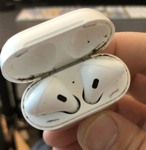 wie sie airpods reinigen tipps zum saeubern von kopfhoerer silikonaufsaetzen und ladecase