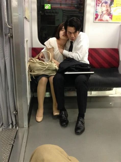 【画像あり】電車でエッッッロい恰好した女の子が寝てしまった結果・・・ ポッカキット