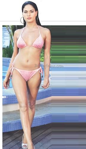 Veena Malik Hot Photos Bikini Without All Clothes