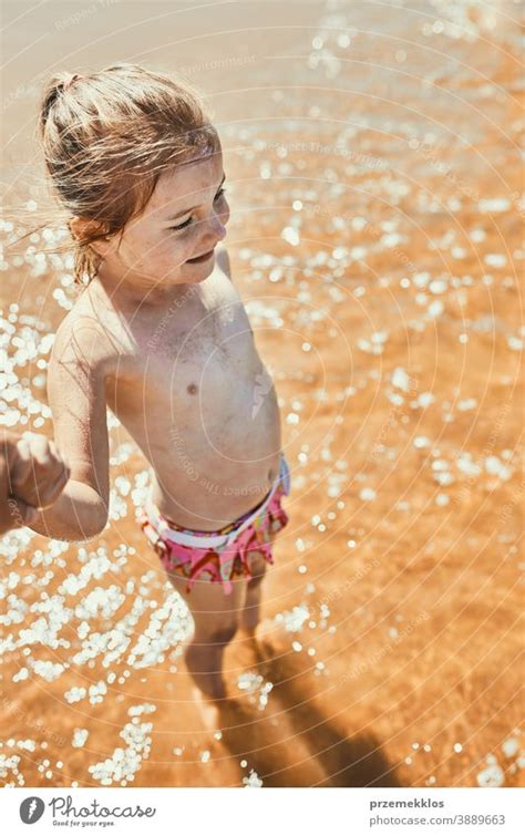 preteen 11 jahre alt kind mädchen zu fuß auf sommer landschaft straße