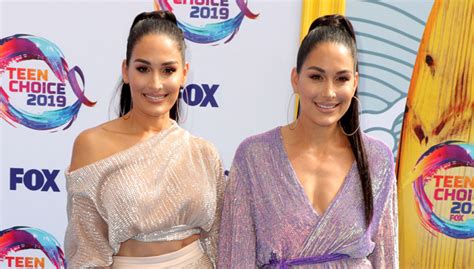 the bella twins at teen choice awards 2019 see their