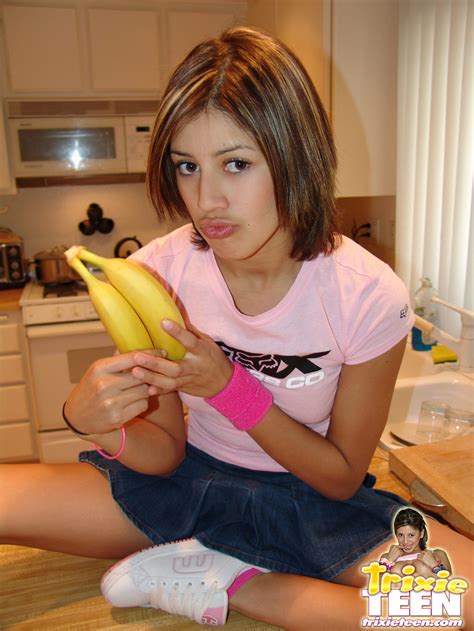 trixie teen eating a banana pichunter