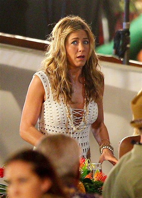 jennifer aniston on set of just go with it in maui