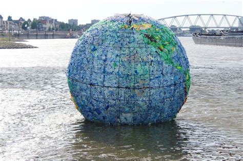 klean de wereld van zwerfvuil  peter smith kunstwerk kunst recyclen