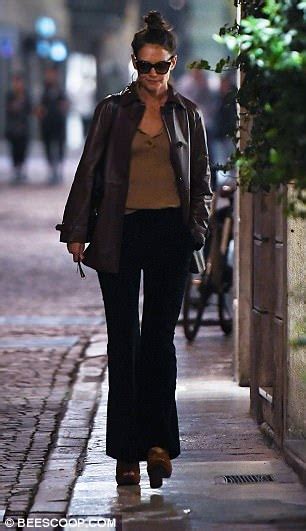 katie holmes enjoys visit to juliet s balcony in verona daily mail online