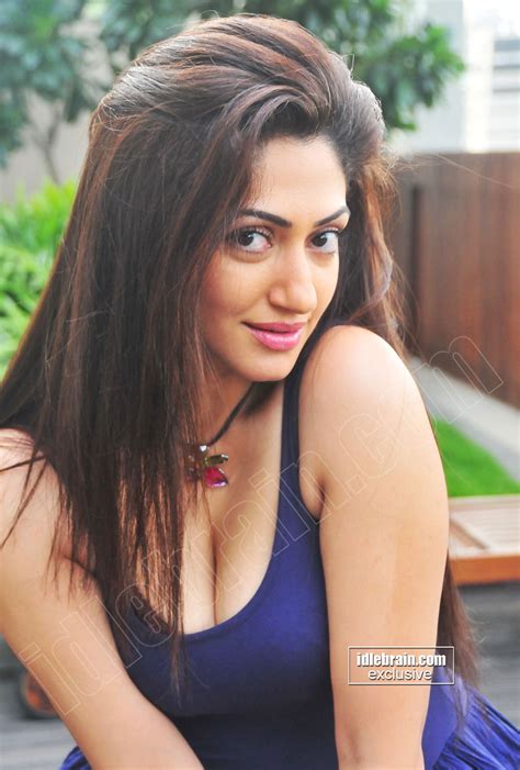 Hot Indian Actress — Reyhna Malhotra Beautiful Hair And