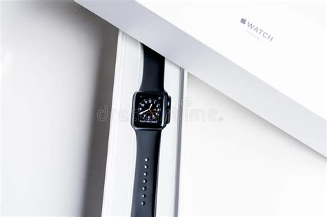 apple horloge  de doos redactionele stock foto image  sport