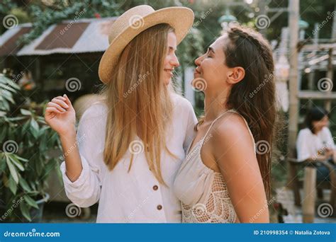 Duas Mulheres Lésbicas Se Beijando Foto De Stock Imagem De Modelos