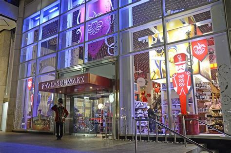 picture  fao schwarz store decorated    holiday season