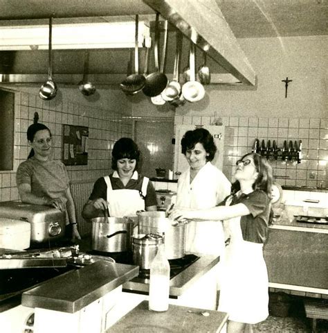 keuken van bejaardenhuis peeljuweel met personeel met van links naar rechts zuster anunciatha