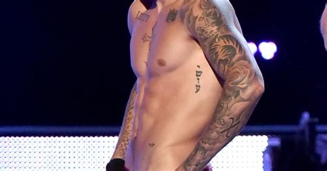 justin bieber stripped at the fashion rocks show on live tv got booed