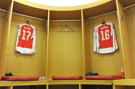 Photos Behind The Scenes In The Arsenal Dressing Room Ahead Of Kick