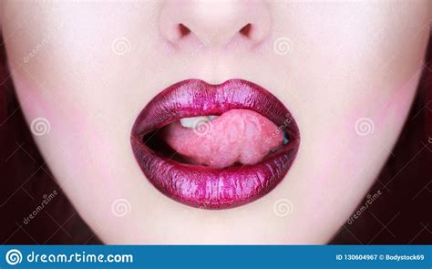zunge und sexy mund frauenlippe weibliche lippen schöne lippe lippenstift und lipgloss