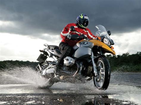 top tips  motorcycle riding   rain drivespark