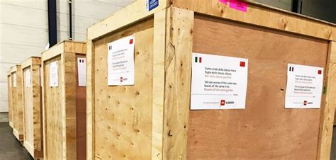china stuurt duizenden maskers naar italie en laat een gedicht achter op de containers om de