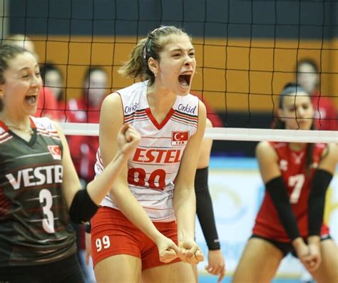 ceylin kuyan annesinin izinde voleybolunsesi