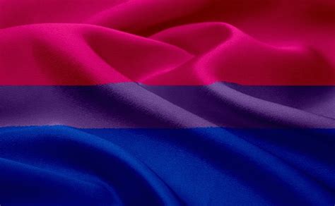 la bandera bisexual diseñada por michael page está formada por los colores azul rosa rosa y