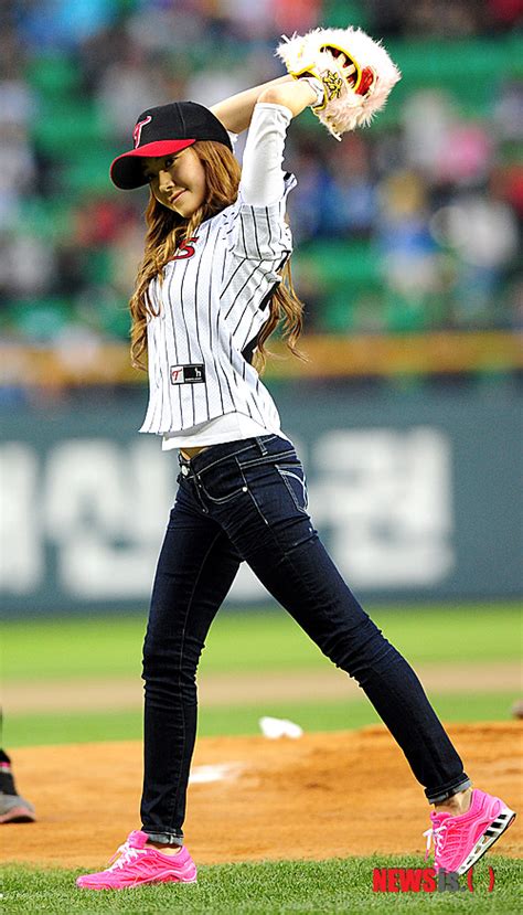Lazy Sica Throws First Pitch For Samsung Vs Lg Match