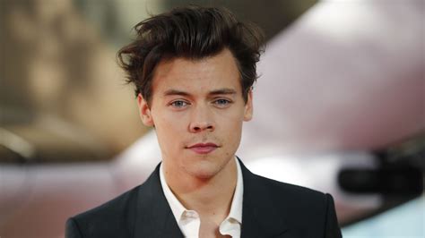 harry styles takes mom  dunkirk premiere teen vogue