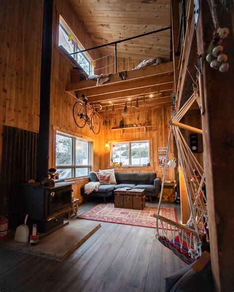 photo      filmmaker builds  rustic  grid cabin deep   building  cabin