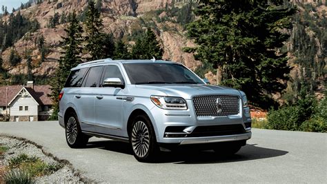 lincoln navigator  super luxury features