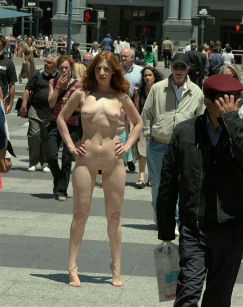 【画像】海外の街中、全裸の可愛い女多すぎだろ・・・（16枚） ポッカキット