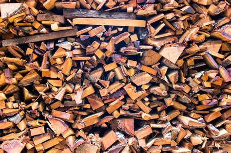 grote gehakte boomstammen gestapelde stapel van brandhout de houten logboeken droog voor open