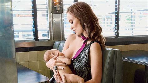 These Celeb Moms Aren T Shy About Breastfeeding
