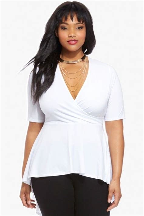 5 White Tops That Flatter Your Curves