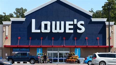 Lowes Sticks By Full Year Earnings Forecast Despite Weakening Sales