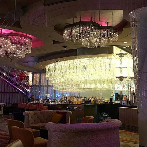 glitz  bling   cosmopolitan casino las vegas chandelier bar