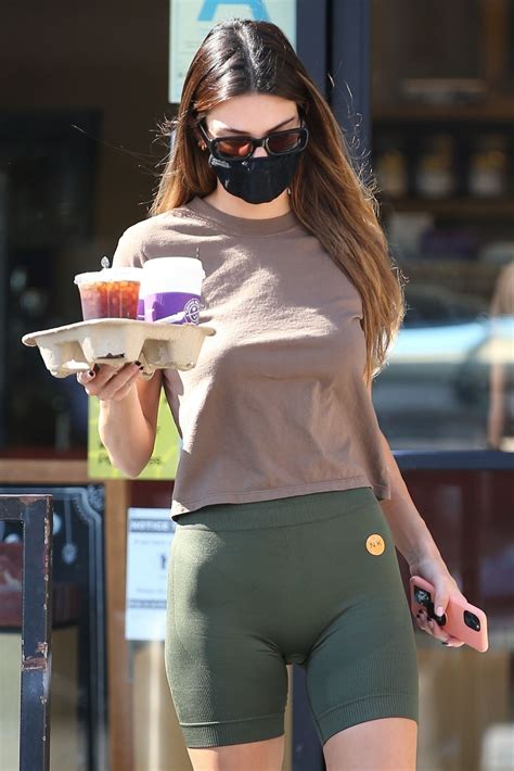 Kendall Jenner In Yoga Pants At Coffee Bean And Tea Leaf In Beverly Hills