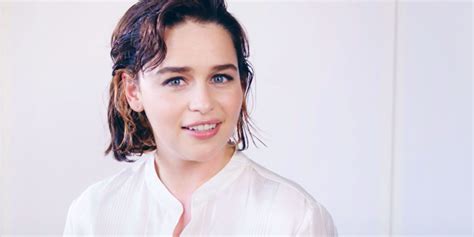 emilia clarke reads absurd game of theories fan theories emilia clarke on daenerys in season 7