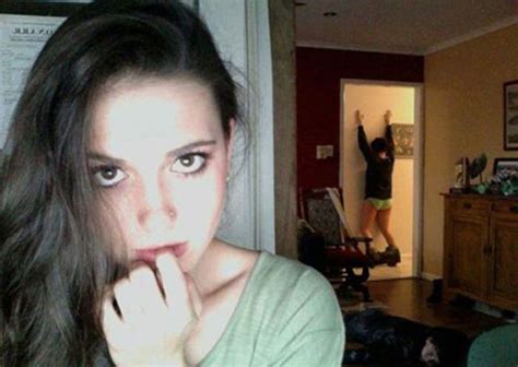 72 Of The Worst Selfie Fails By People Who Forgot To Check The